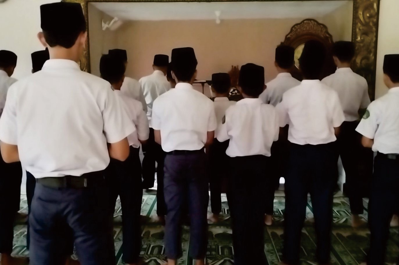 AMAL MUSLIMIN SHOLAT BERJAMAAH AMAL MUSLIMIN SHOLAT BERJAMAAH